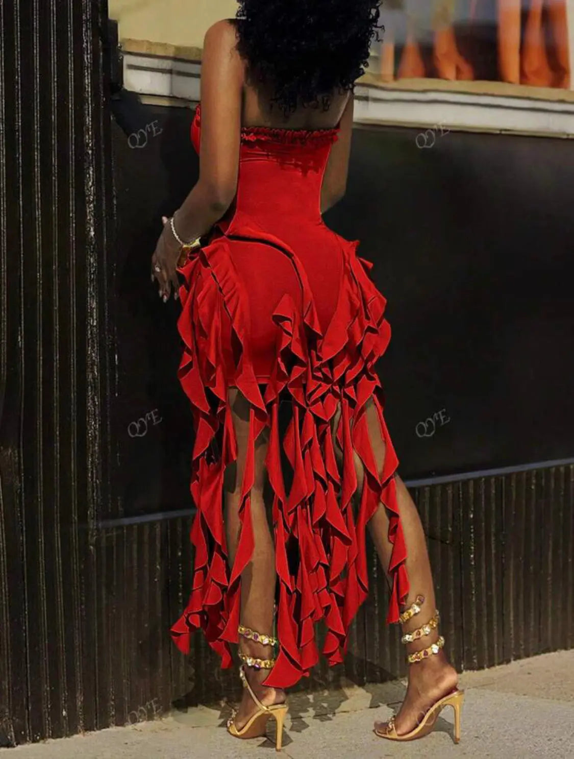 Robe Méduse chic-Robe moulante irrégulière à col licou sans manches et dos nu avec pompons Ella&No