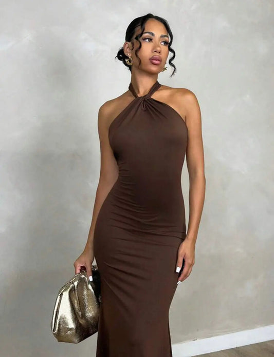 Mocha Séduction – robe moulante midi marron dos torsadé col ras-du-cou Ella&No