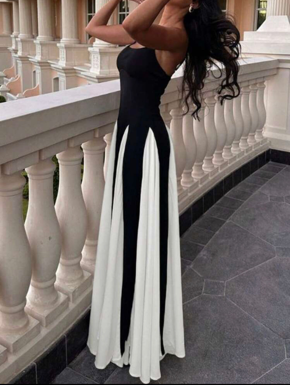 Élégance Contrastée – Robe Longue dos nu encolure cœur Ella&No