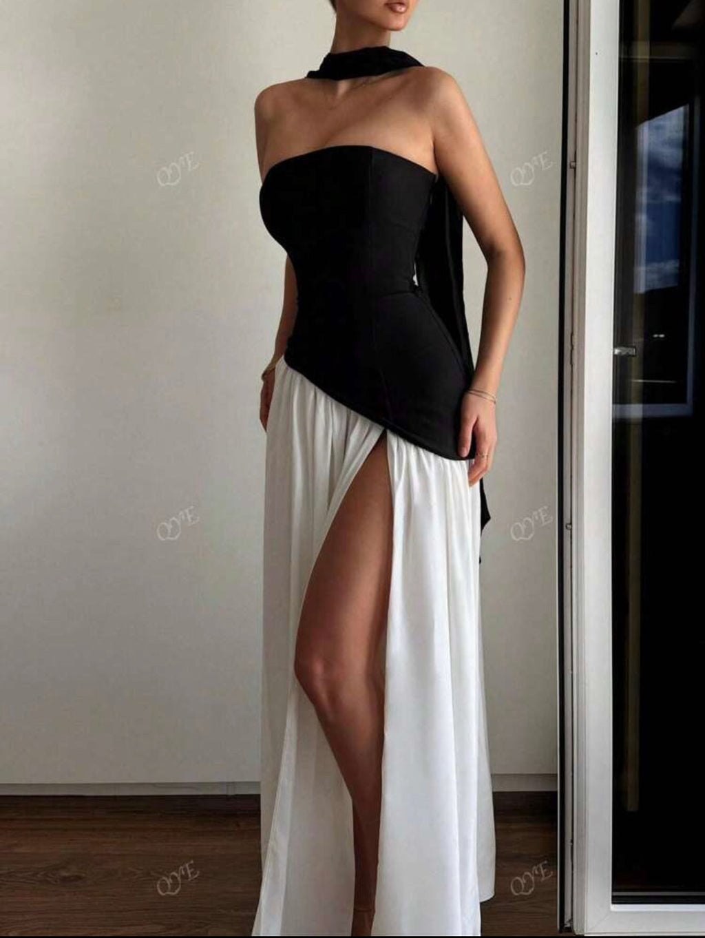Élina – Robe Courte Bicolore Noir Blanc Épaules Dénudées Ruban Couture Ella&No