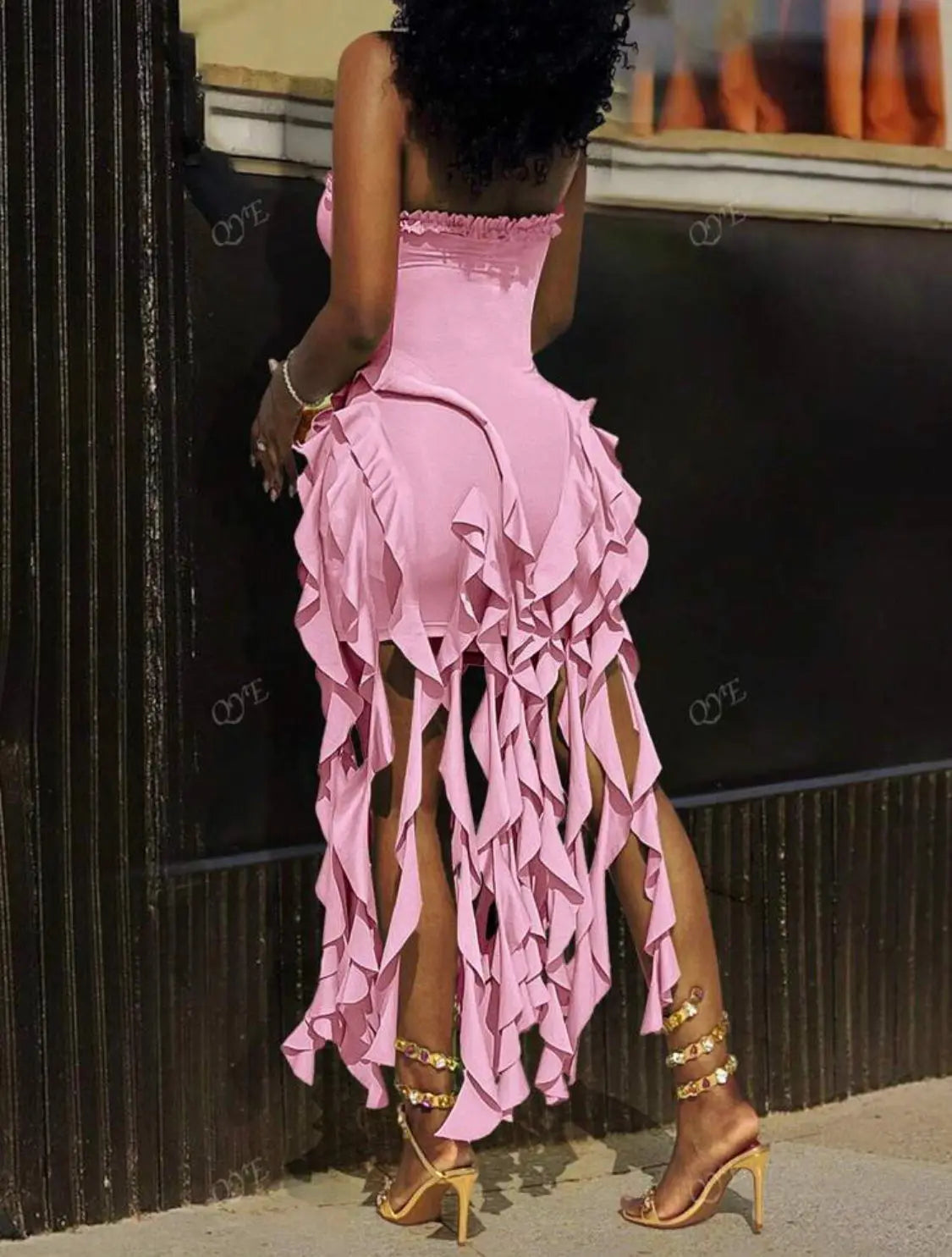 Robe Méduse chic-Robe moulante irrégulière à col licou sans manches et dos nu avec pompons Ella&No