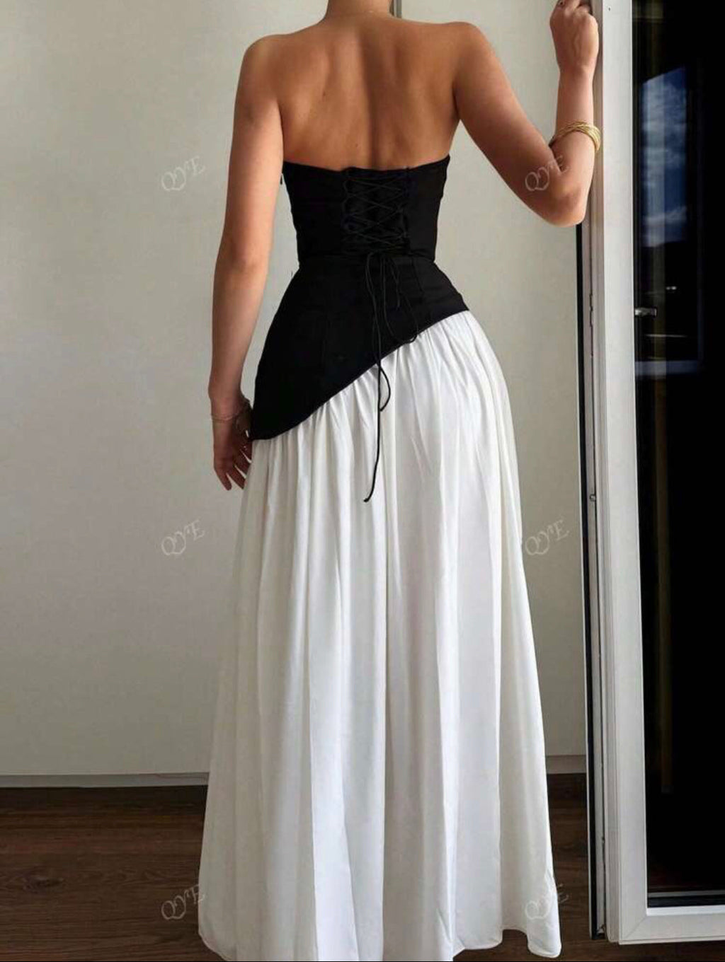 Élina – Robe Courte Bicolore Noir Blanc Épaules Dénudées Ruban Couture Ella&No