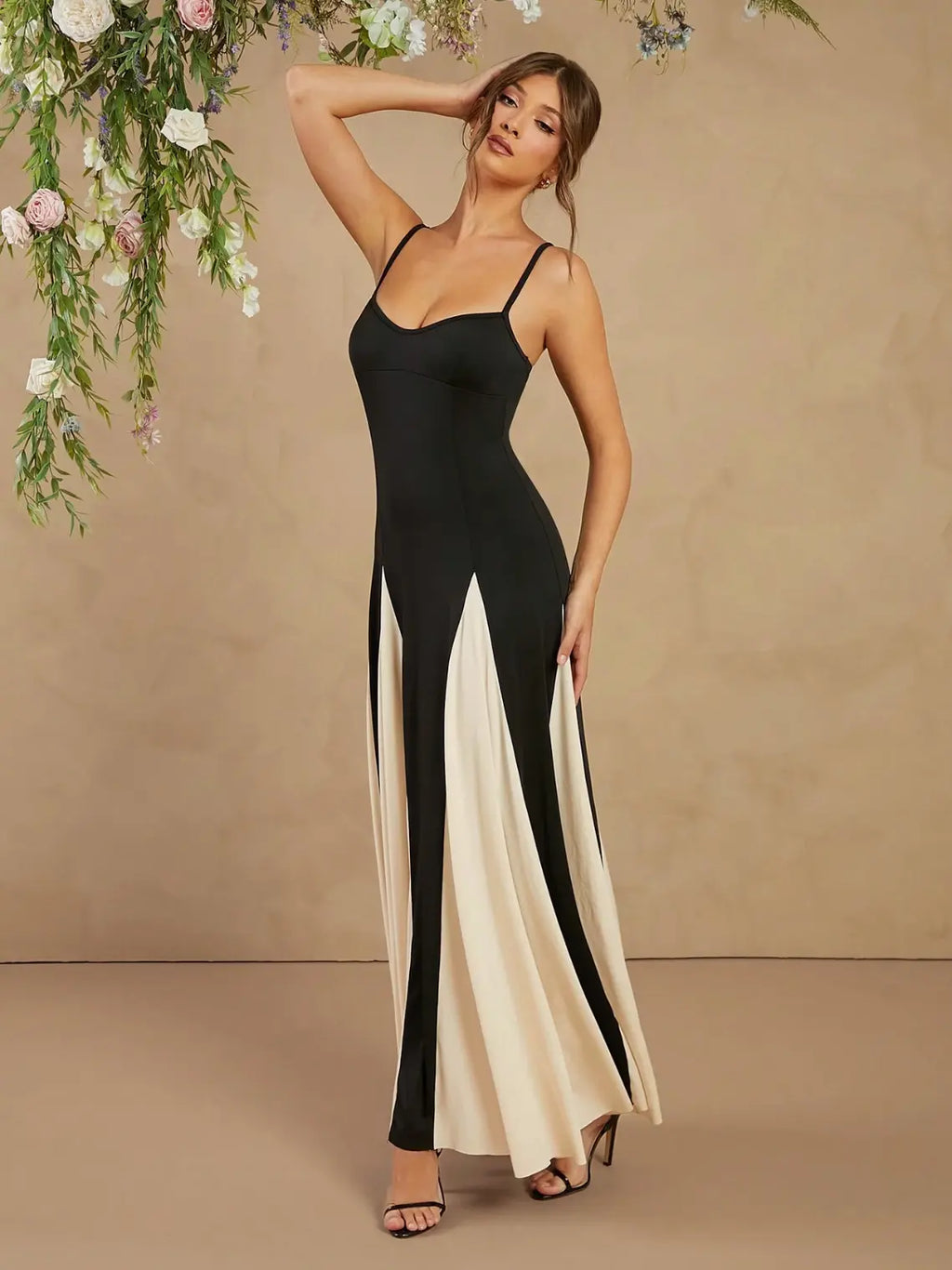 Élégance Contrastée – Robe Longue dos nu encolure cœur Ella&No