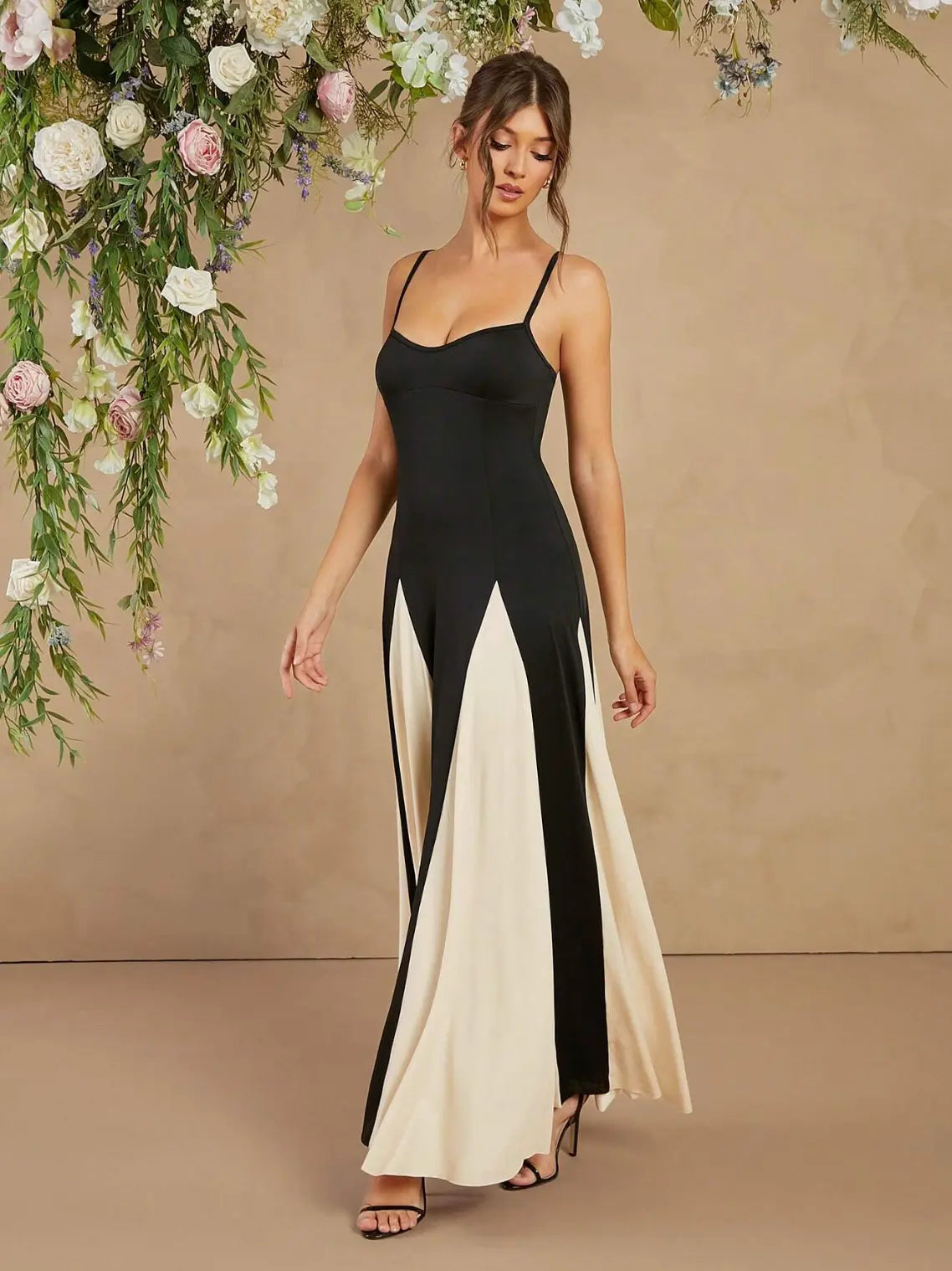 Élégance Contrastée – Robe Longue dos nu encolure cœur Ella&No