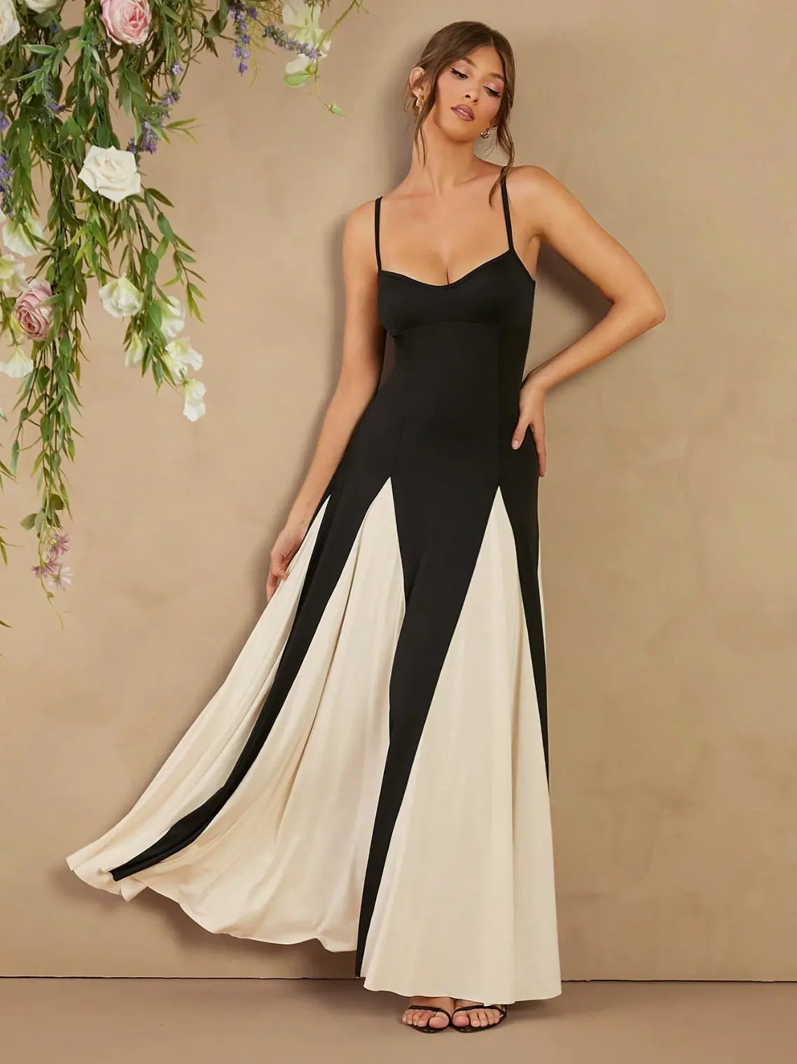 Élégance Contrastée – Robe Longue dos nu encolure cœur Ella&No