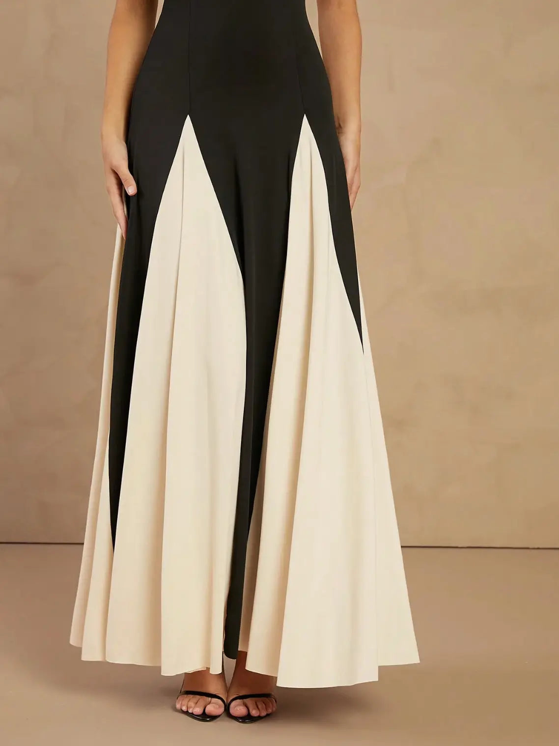 Élégance Contrastée – Robe Longue dos nu encolure cœur Ella&No