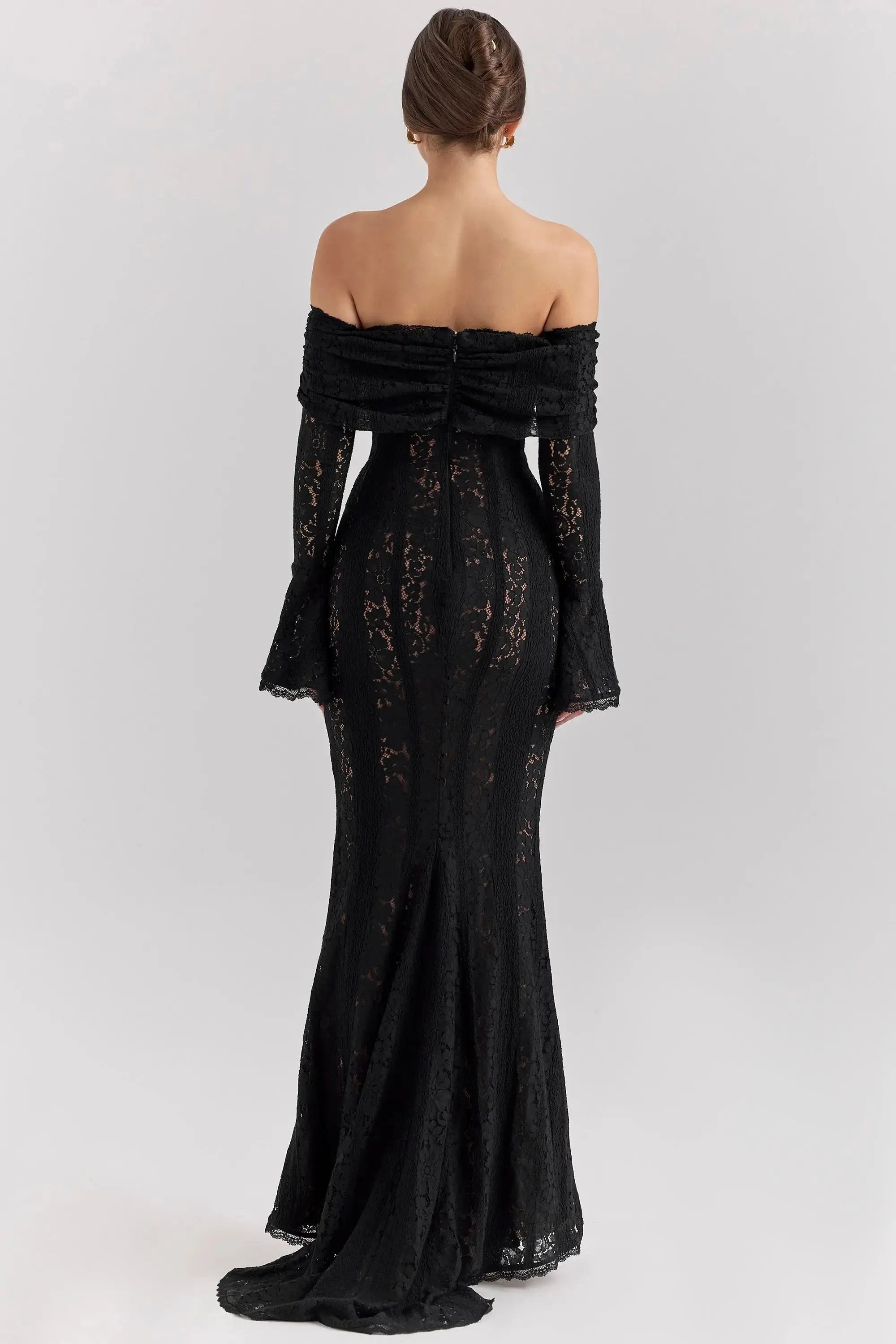Élégance et Séduction - Robe blanche en dentelle à manches longues et épaules dénudées Ella&No