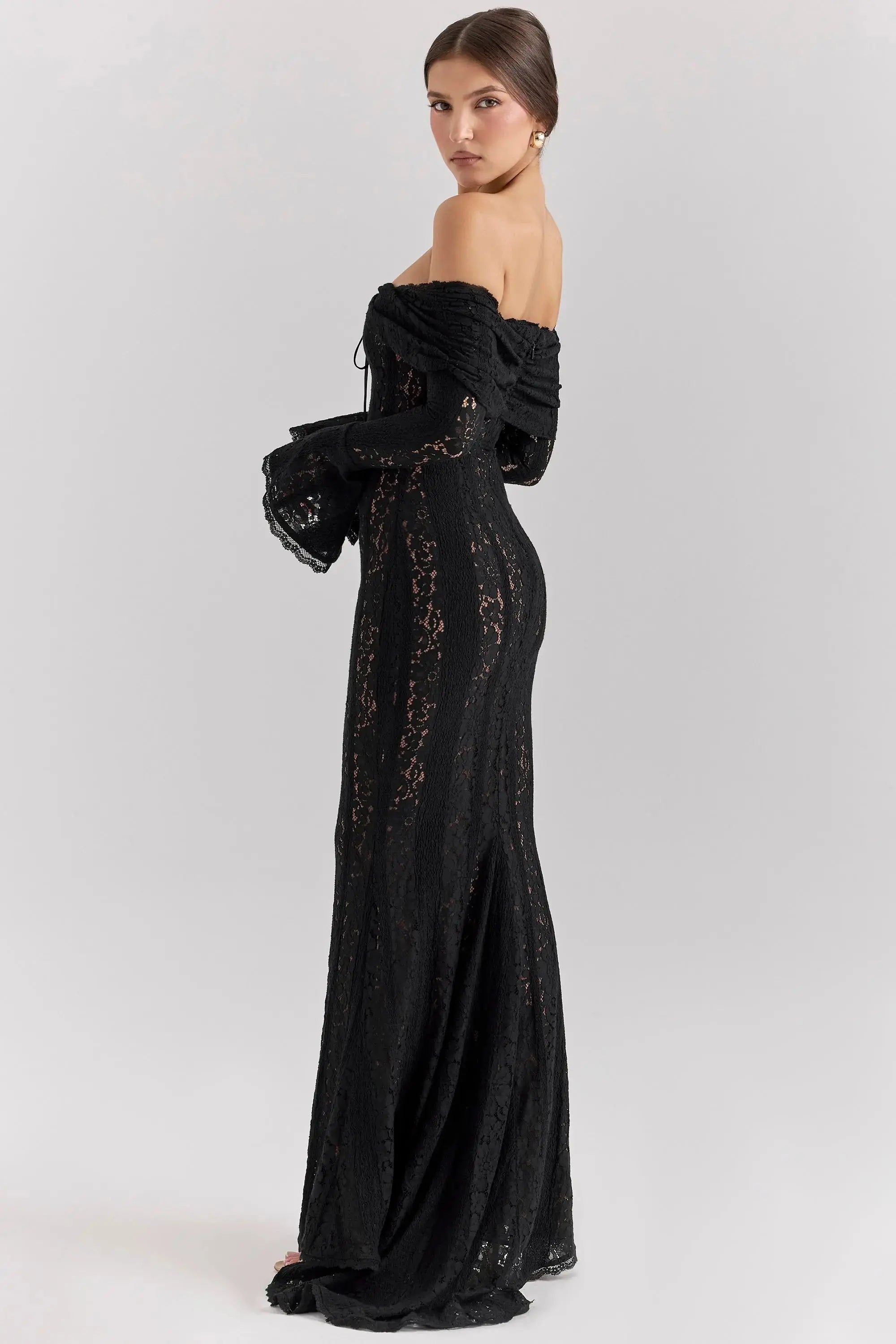 Élégance et Séduction - Robe blanche en dentelle à manches longues et épaules dénudées Ella&No