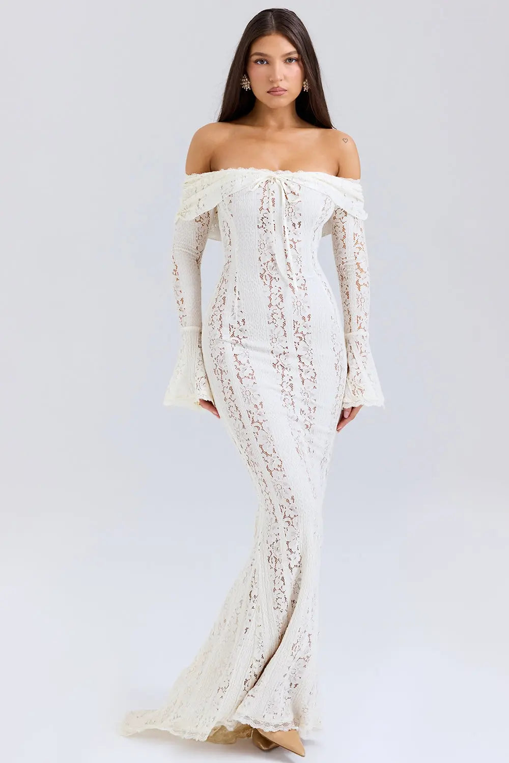 Élégance et Séduction - Robe blanche en dentelle à manches longues et épaules dénudées Ella&No