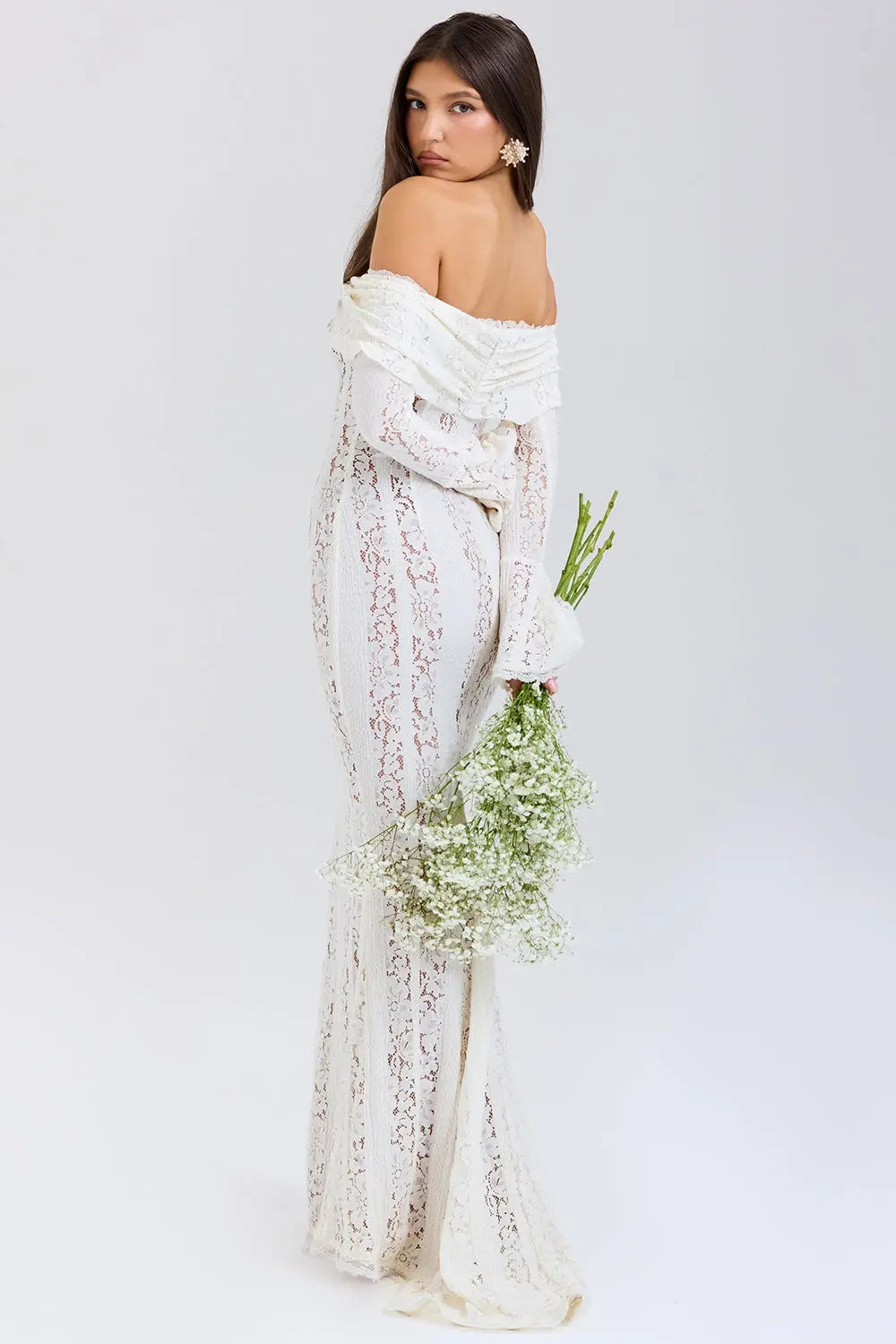 Élégance et Séduction - Robe blanche en dentelle à manches longues et épaules dénudées Ella&No