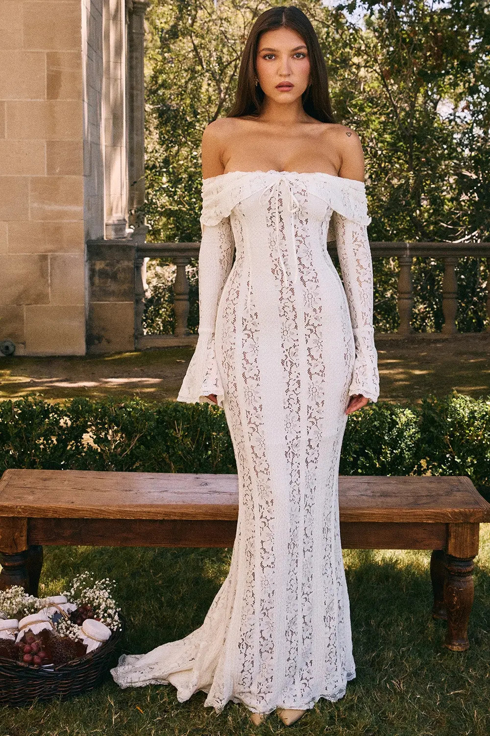 Élégance et Séduction - Robe blanche en dentelle à manches longues et épaules dénudées Ella&No