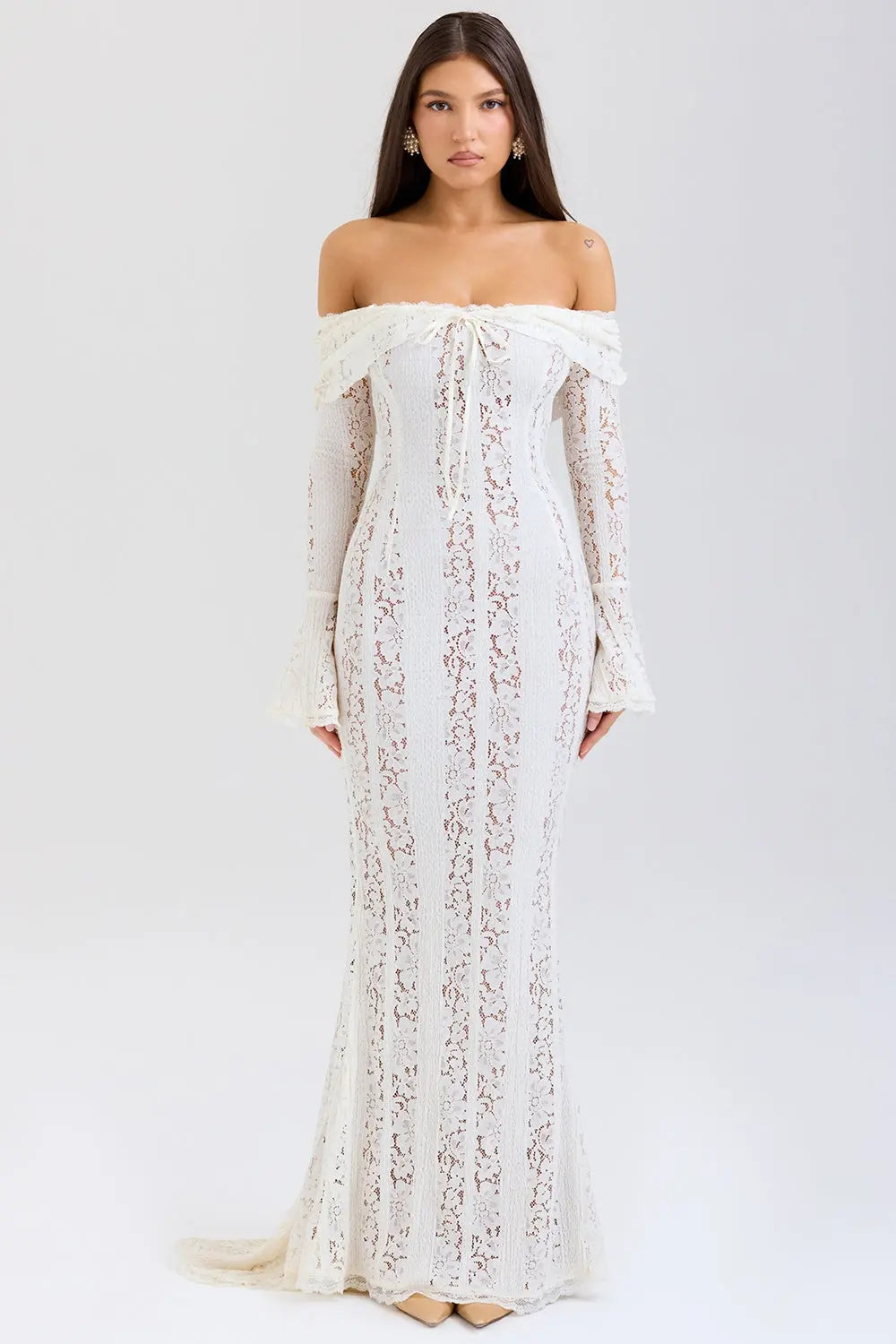 Élégance et Séduction - Robe blanche en dentelle à manches longues et épaules dénudées Ella&No