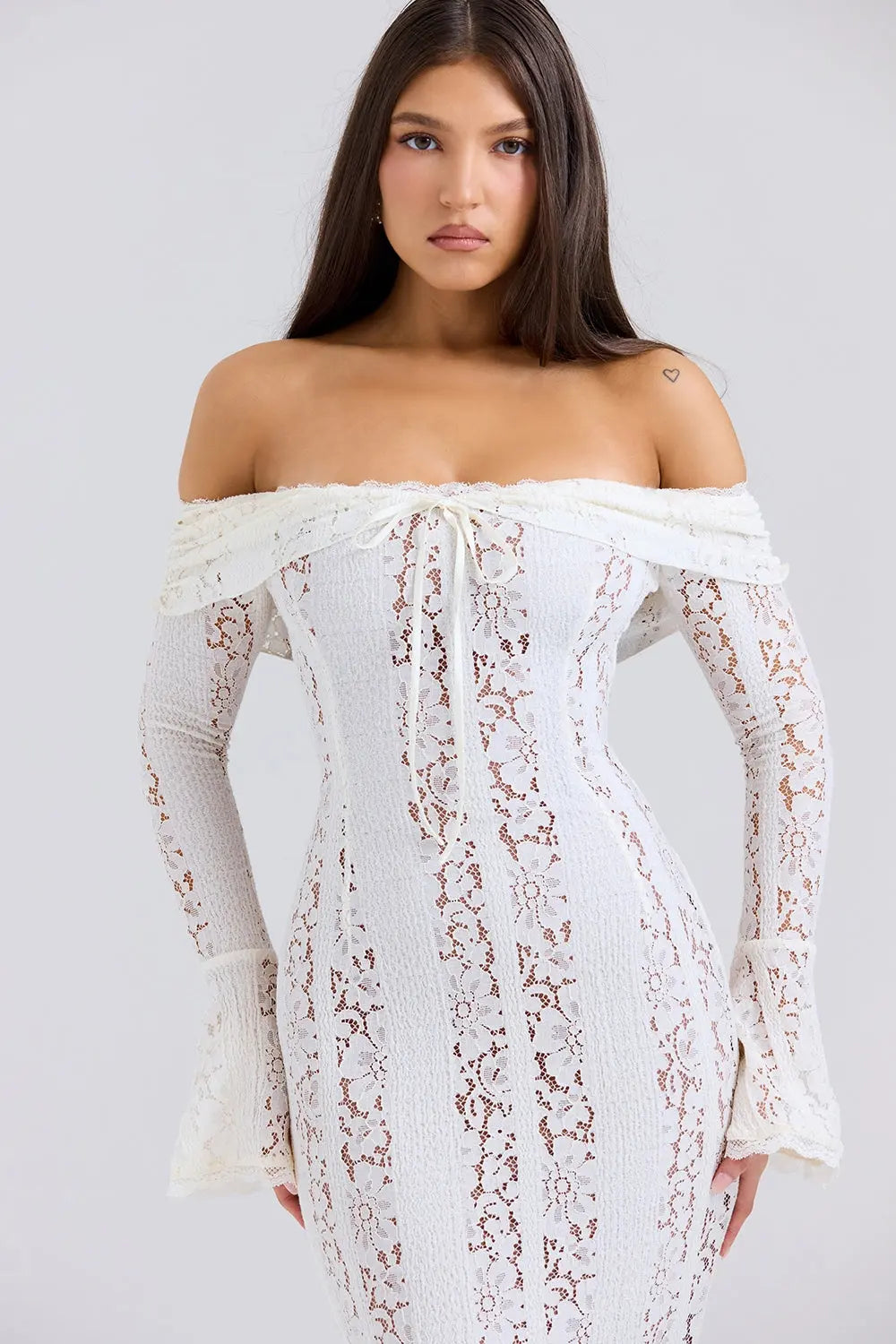 Élégance et Séduction - Robe blanche en dentelle à manches longues et épaules dénudées Ella&No