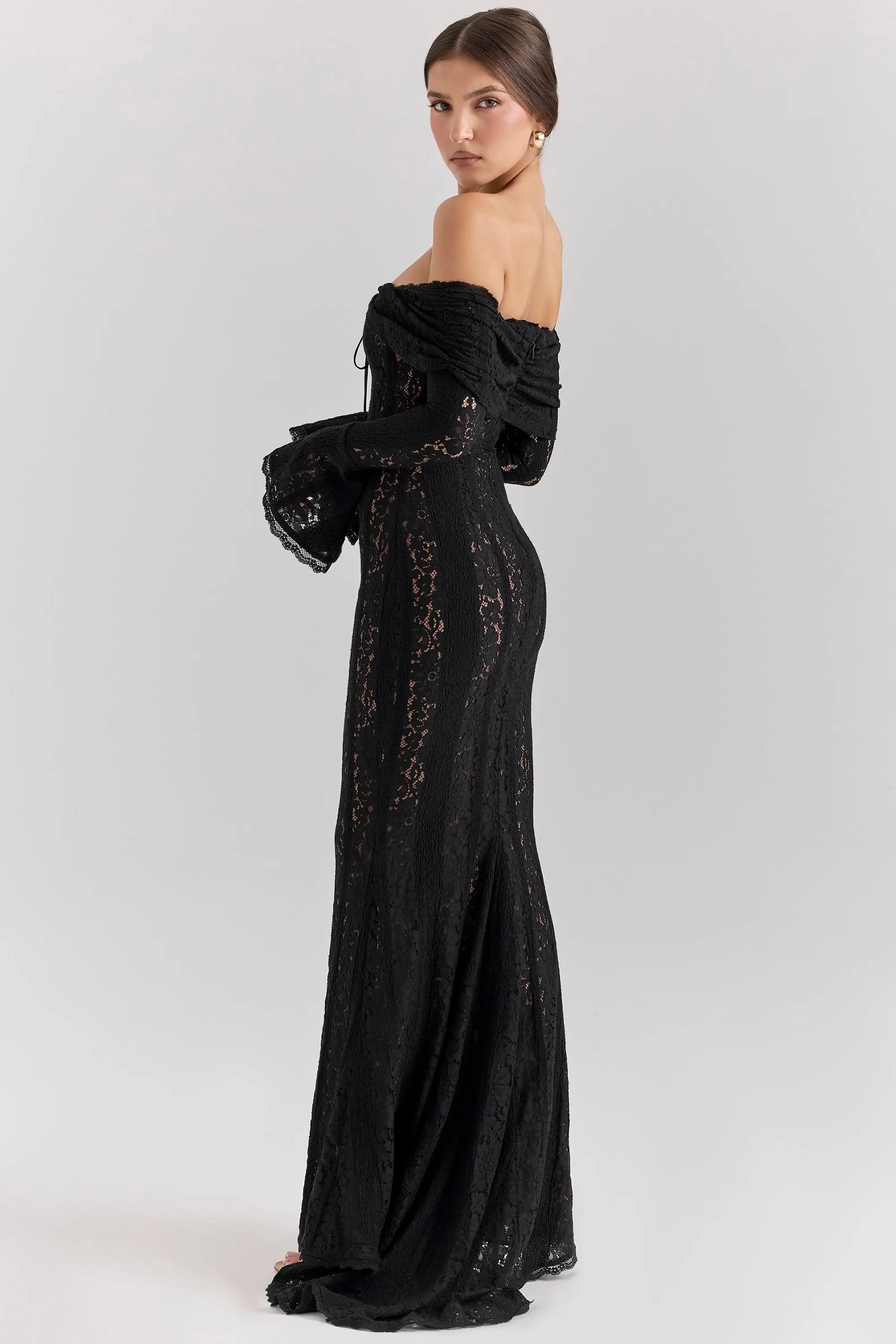Élégance et Séduction - Robe blanche en dentelle à manches longues et épaules dénudées Ella&No