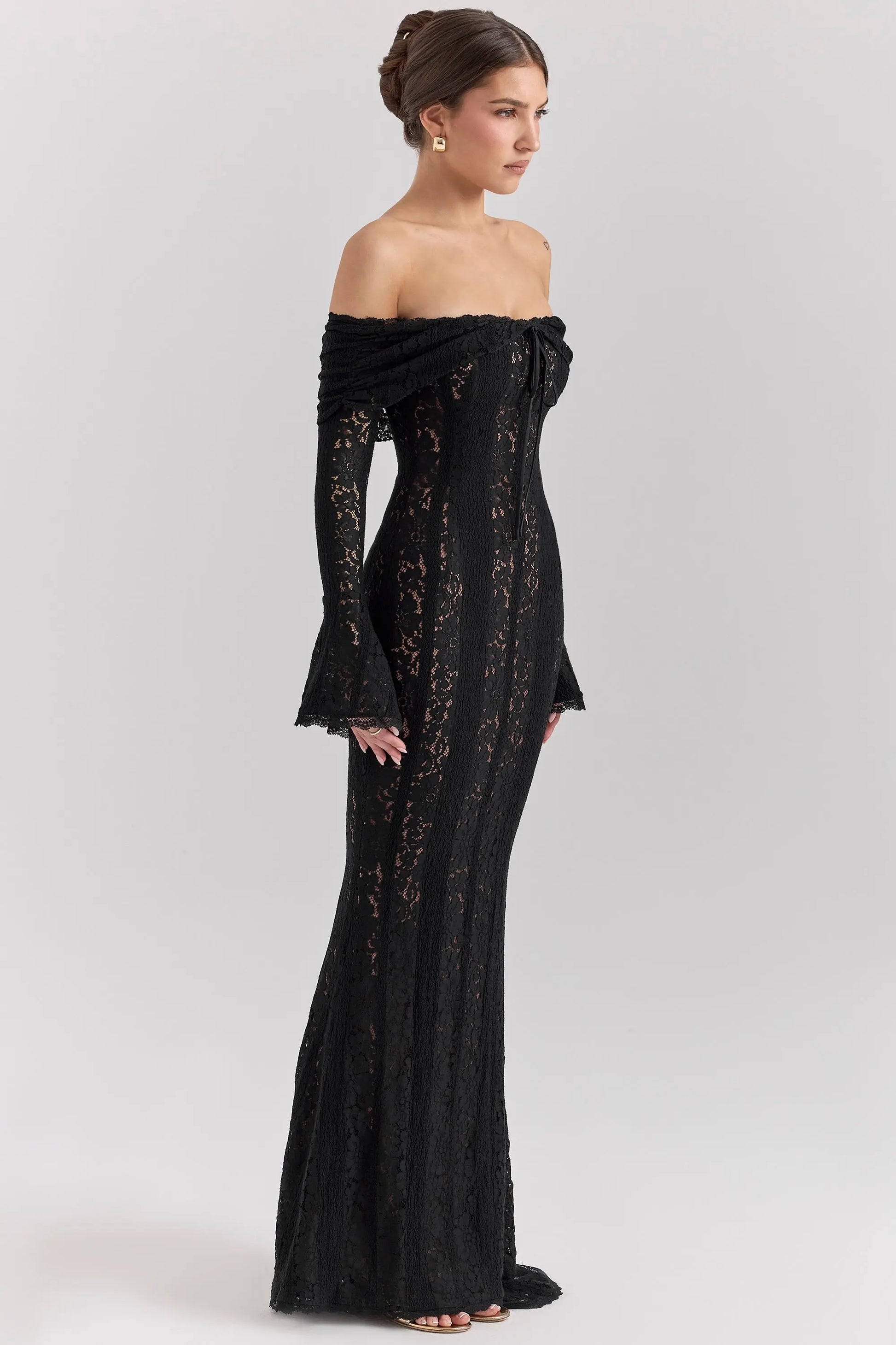 Élégance et Séduction - Robe blanche en dentelle à manches longues et épaules dénudées Ella&No