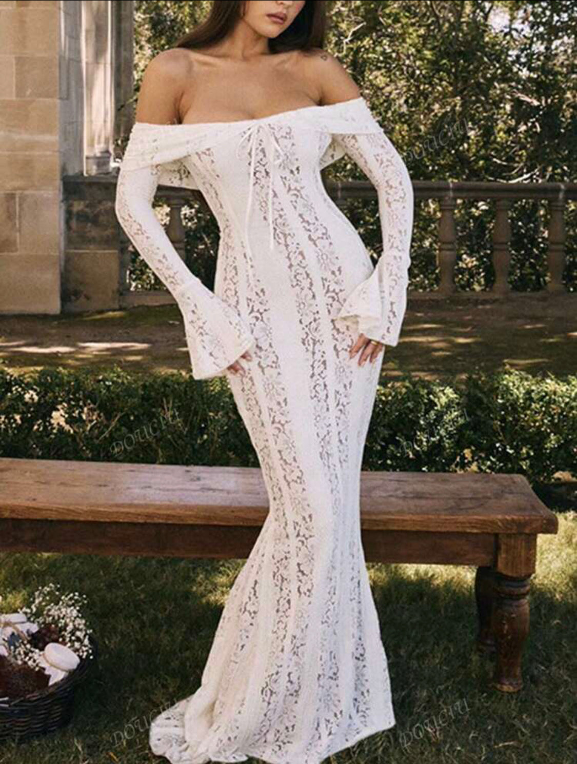 Élégance et Séduction - Robe blanche en dentelle à manches longues et épaules dénudées - Ella&No  