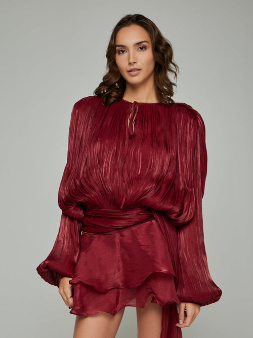 Amara – Robe Plissée Bordeaux à Manches Ballon